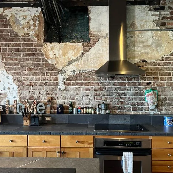 Penthouse On Broughton With FREE Reserved Parking，位于萨凡纳的酒店
