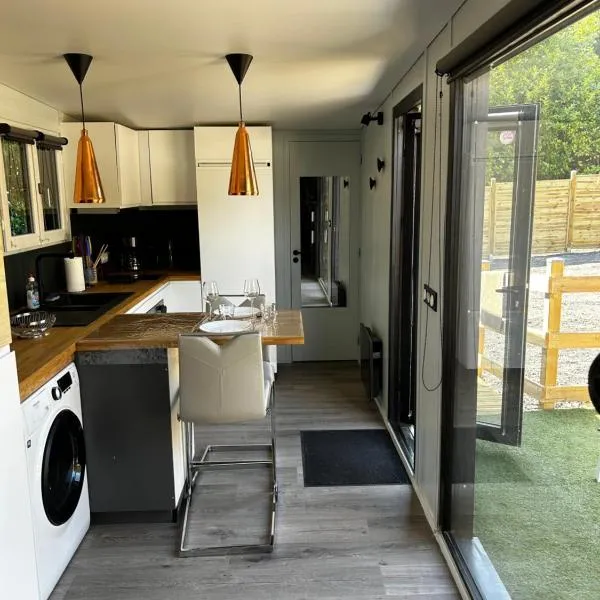 Tiny house avec jardin clos et privatif proche Disneyland et parc des félins，位于Saint-Augustin的酒店