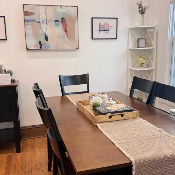 Modern and Cozy Pine Hills Home from Early 1900s，位于奥尔巴尼的酒店