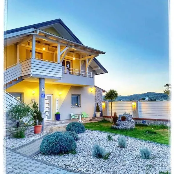 Ferienwohnung Luna mit Pool，位于Brinje的酒店