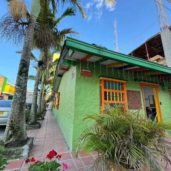 casa hostal las palmeras，位于瓜塔佩的酒店