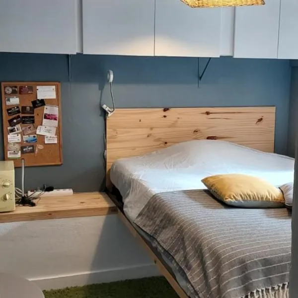 Chambre indépendante chez l'habitant avec salle de bain privée，位于阿朗松的酒店