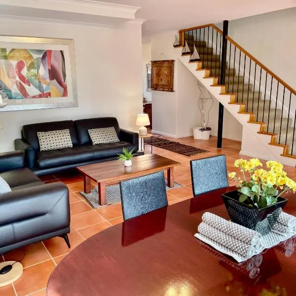 Super spacious Fremantle Villa 3 Bedrooms 3 Bathrooms，位于弗里曼特的酒店
