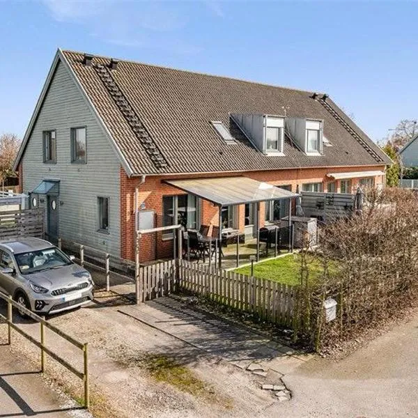 5-Bed-Rooms House with Jacuzzi, Free Parking, and 2 Toilets-Bath in Malmö，位于马尔默的酒店