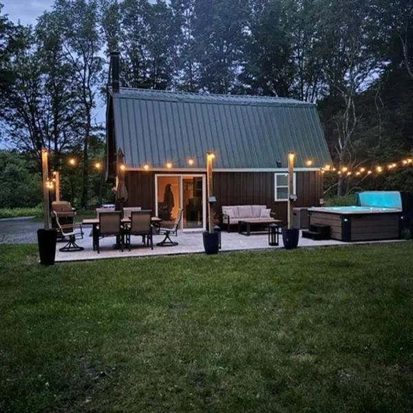 Private Cottage with Hot Tub in the Woods，位于Thompson的酒店