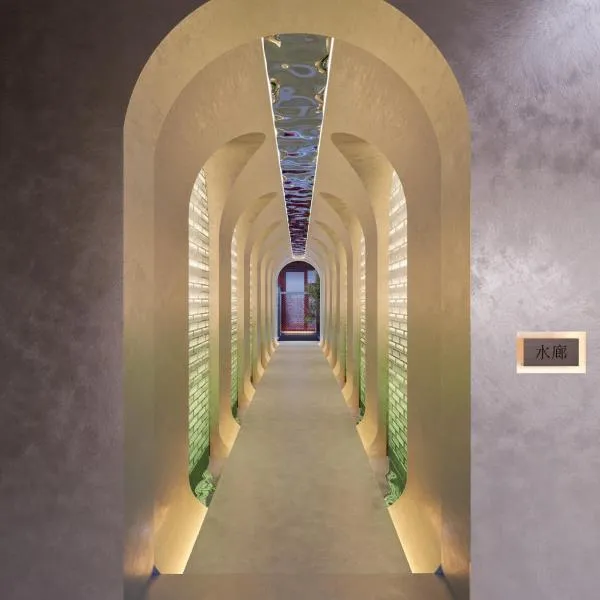Happy Dragon Courtyard- Newly renovated with French Windows, Near Tian'AnMen Forbidden City,Lama Temple and Heaven Temple, 3minutes walk from Subway,Fluent English speaking with tourist sights tickets service ,Free coffee &laundry Service，位于北京的酒店