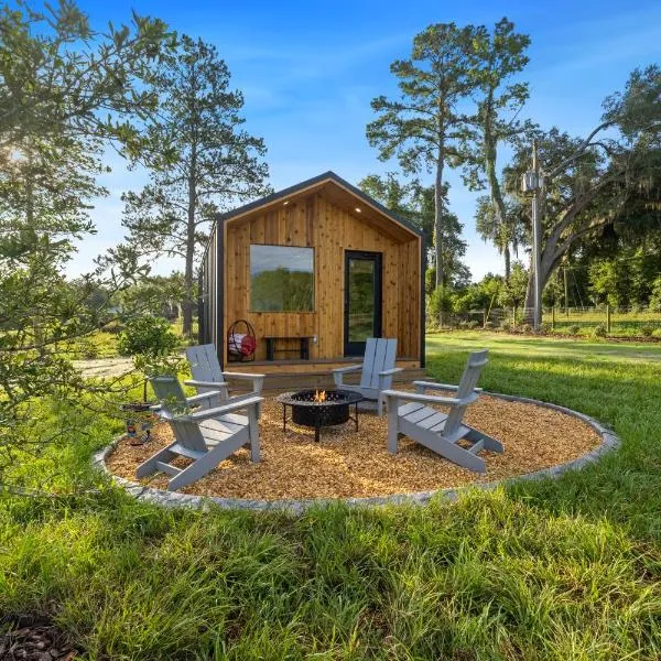 Vista Verde Farm Retreat - Stylish Cabins Nearby Springs，位于Ellisville的酒店