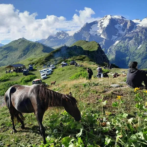Sarag Guesthouse Mountain in Svaneti，位于梅斯蒂亚的酒店