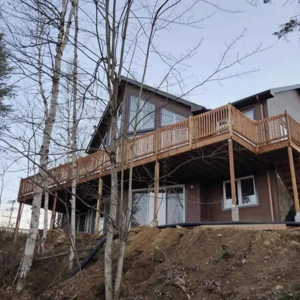 Le Fontainebleau - Magnifique chalet sur le bord de l’eau，位于Rivière-Rouge的酒店