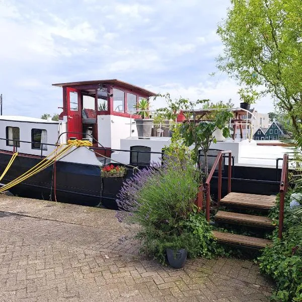 Prachtig authentiek woonschip uit 1912, 15 minuten van Amsterdam，位于西姆斯科克的酒店