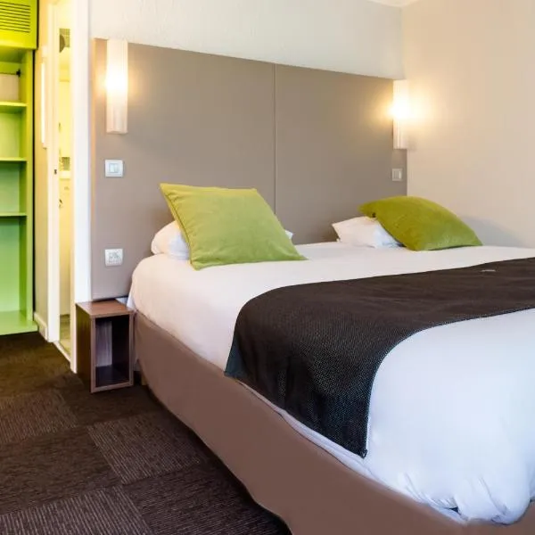 Hotel inn Design Laval，位于巴祖热尔的酒店
