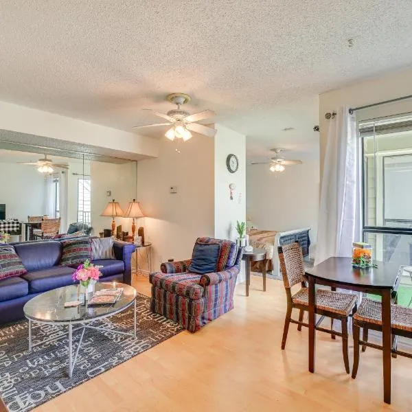 3 Mi to Dtwn Fort Worth! Condo with Hot Tub and Pool，位于沃思堡的酒店