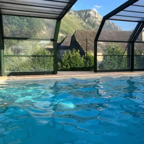 La Suite Unique - Le jardin sur les Pyrénées- vue panoramique montagne -jardin clôturé privé de 100m2-Parking-Linge de lit et serviettes compris-，位于Bielle的酒店