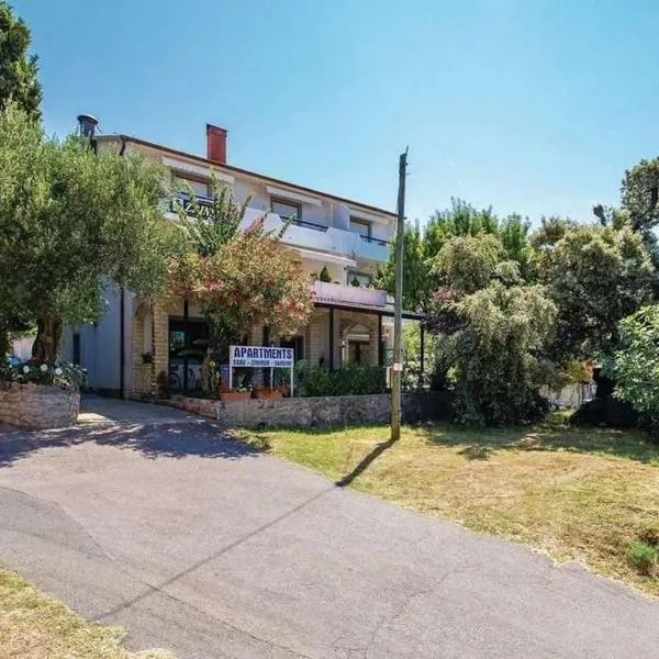 Apartments and rooms with parking space Banjol, Rab - 23468，位于拉布的酒店
