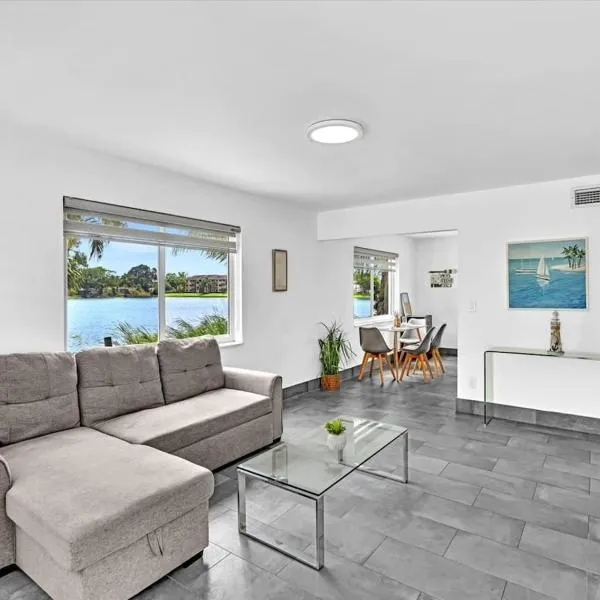 Charming 2br Lakefront Cottage In Davie Near Beach，位于戴维的酒店