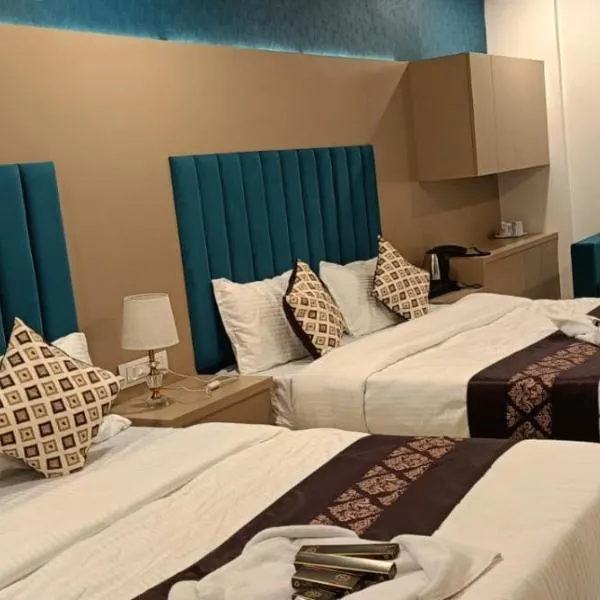 Hotel Royal Square，位于甘地讷格尔的酒店