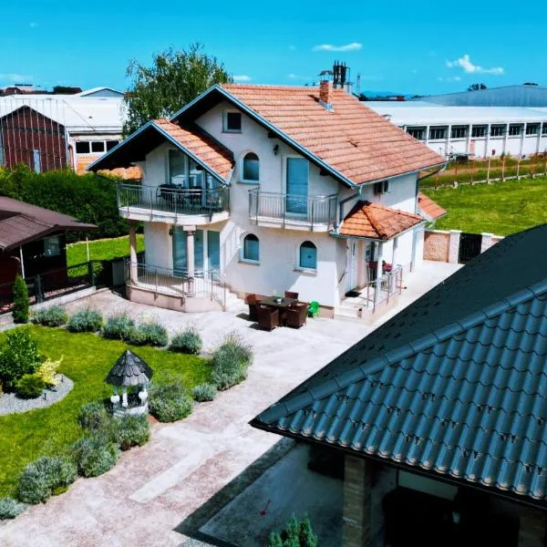 Villa Zlatan Poolside，位于格拉迪什卡的酒店