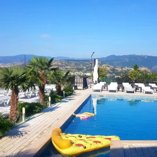 hotel Labyrinth pool，位于第比利斯的酒店
