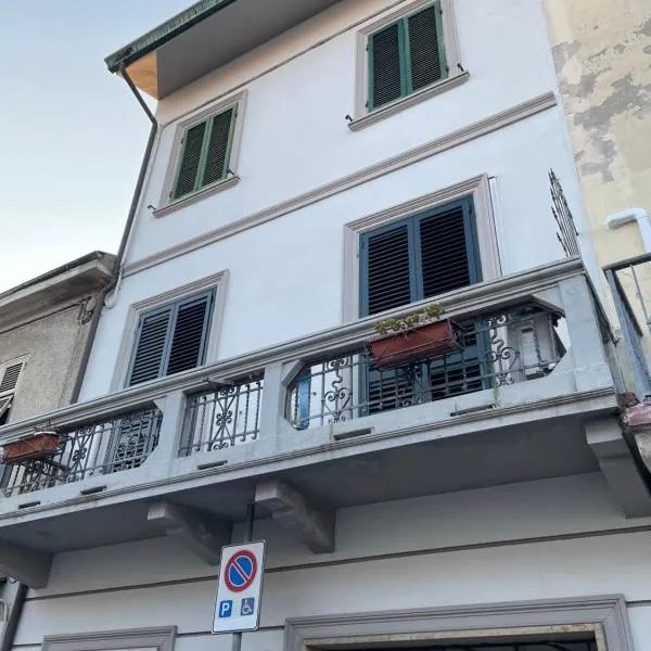 Casa tipica Viareggina in centro su tre piani, "Casa Ave"，位于维亚雷焦的酒店