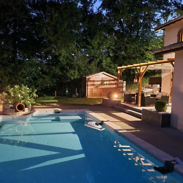Chambres d'hôte en pleine campagne, accès piscine，位于Marcilloles的酒店