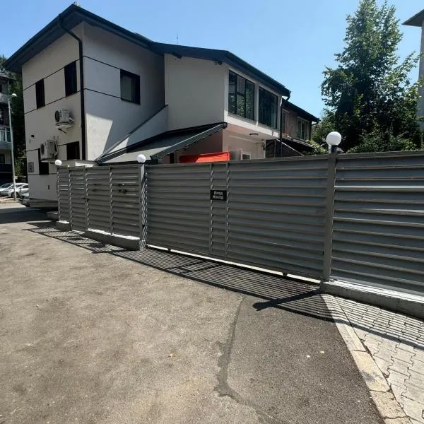 Luxurious House with Deluxe rooms & Free Secured Parking，位于索非亚的酒店