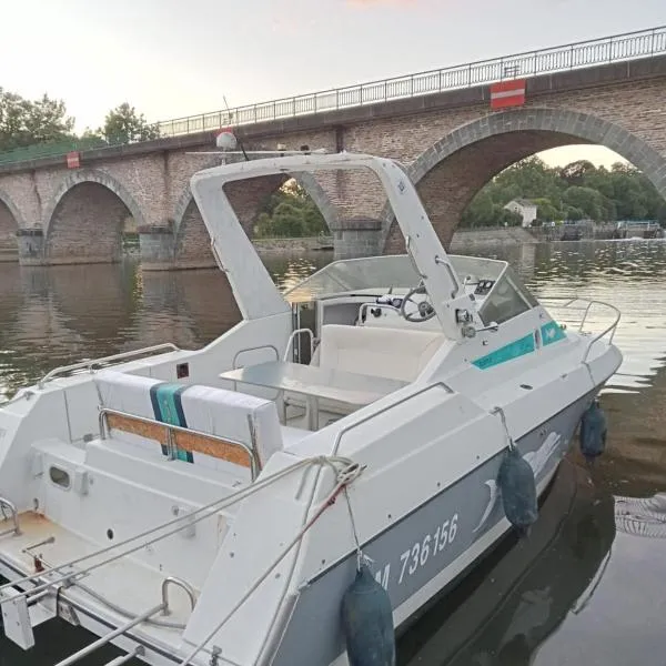Bateau-gîte sur le halage de la Mayenne，位于LʼHuisserie的酒店