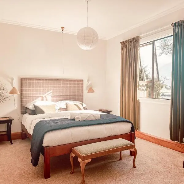 Dalton Cottage - Dreamy Retreat in Lush Gardens，位于霍基蒂卡的酒店