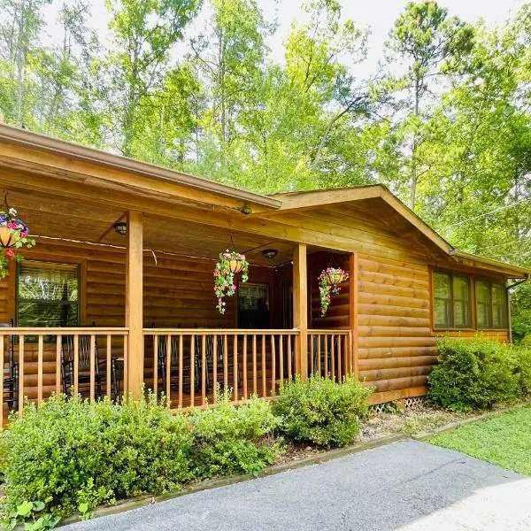 Smoky Mountain Enchanting Haven 3BR2BA Cabin，位于纽波特的酒店