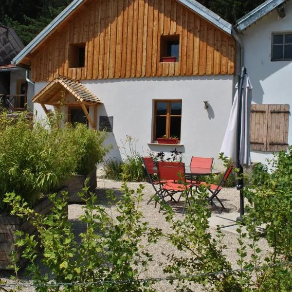 Gîte du Fourpéret-Parc Naturel du Haut-Jura，位于Longevilles-Mont-dʼOr的酒店