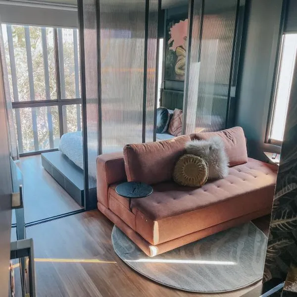 Green Rooms Braddon - Themed Micro Apartments in Canberra's Trendiest Neighborhood，位于Braddon的酒店