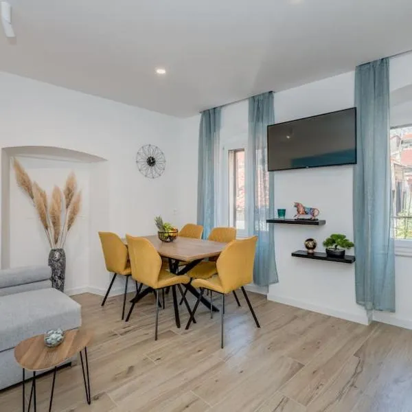 New luxury apartments in the center of Omiš，位于奥米什的酒店