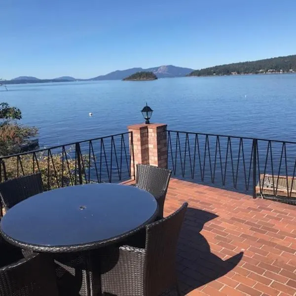 Ocean Front Retreat with Stunning Water Views，位于维多利亚的酒店