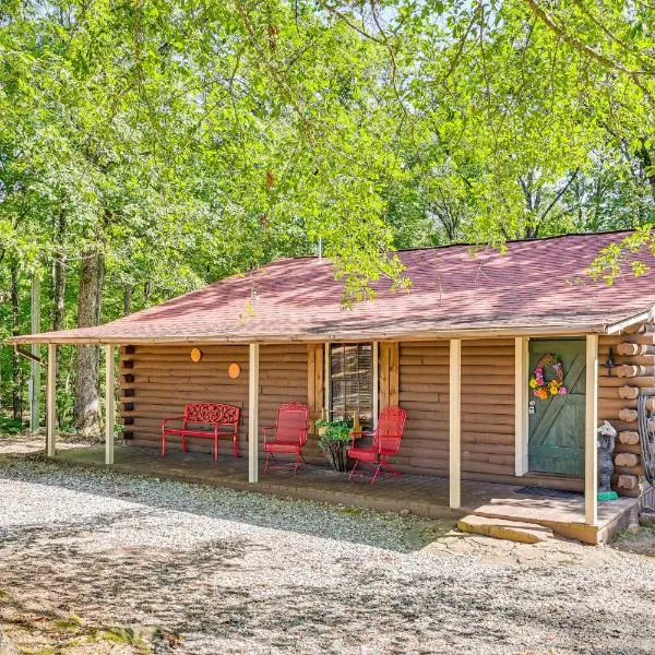 Arkansas Log Cabin Rental Near Lake Greeson!，位于Mount Moriah的酒店