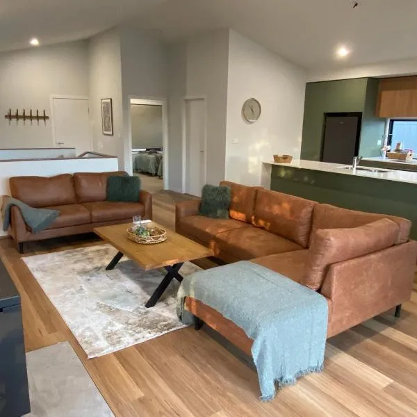 Jindabyne House 2, Modern 3 bedroom home, lake & mountain views with fireplace，位于金德拜恩的酒店