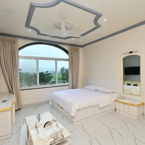 Vedika Garden，位于罗纳瓦拉的酒店