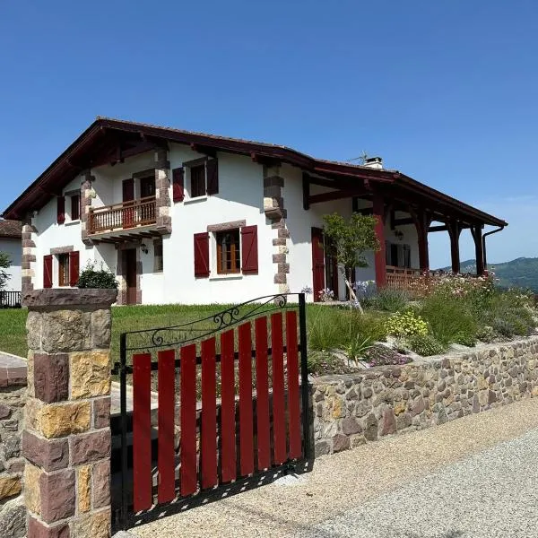 Location d'une maison typique du Pays Basque，位于Caro的酒店