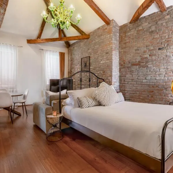 DUOMO Murano Apartment with Canal view，位于穆拉诺的酒店