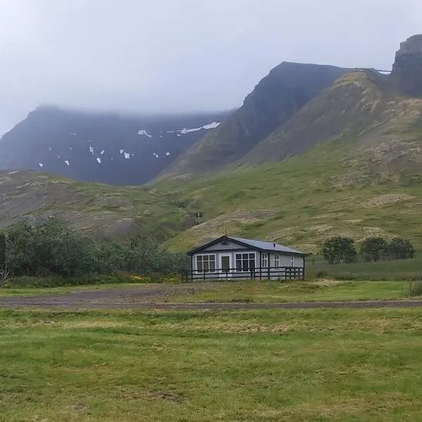 Holiday home in Westfjord，位于Kirkjuból的酒店