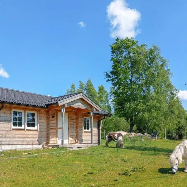 STUGA COTTAGE ÄNGELHOLM lantlig, on horsefarm，位于巴斯塔德的酒店