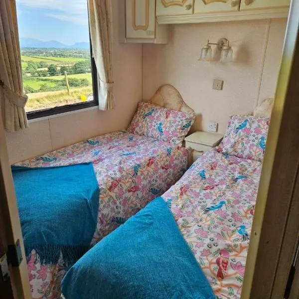 Gwel y mynydd Caravan，位于Llangoed的酒店