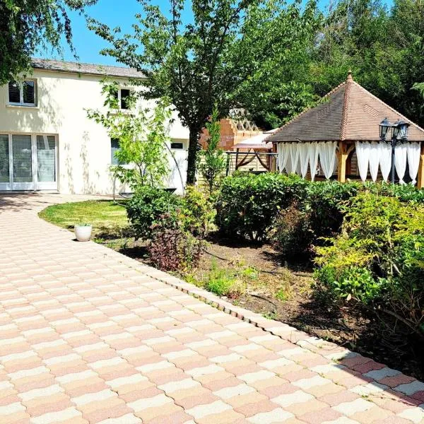 Douillet, paisible avec Jardin et Jacuzzi privatifs，位于朗布依埃的酒店