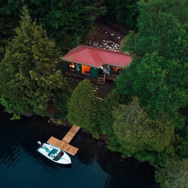 Grinmore Lakehouse with Panoramic View & Hot Tub，位于Emsdale的酒店