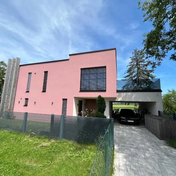 Villa Rose close to Vienna & Airport，位于Mannsdorf an der Donau的酒店