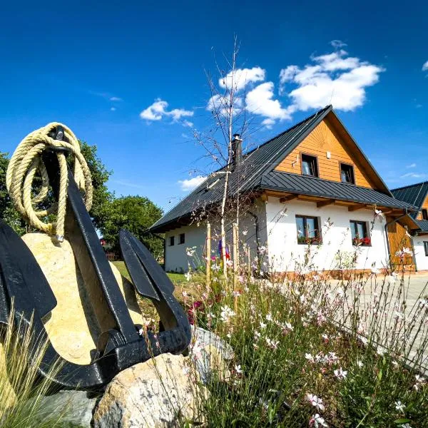 Tatralake houses near lake Liptovska Mara and aquapark Tatralandia，位于里托斯基挪威克的酒店