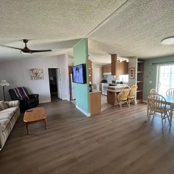 Death Valley PrairieFire 3bd 2ba Home w Kitchen，位于帕伦普的酒店