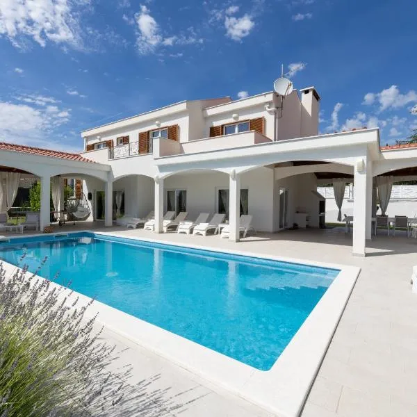 Villa Olivia - Peaceful Family Paradise Near Beach，位于Šestanovac的酒店