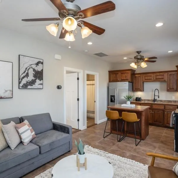 Tiny Home with Hot Tub Near Ft Leonard Wood!，位于Waynesville的酒店