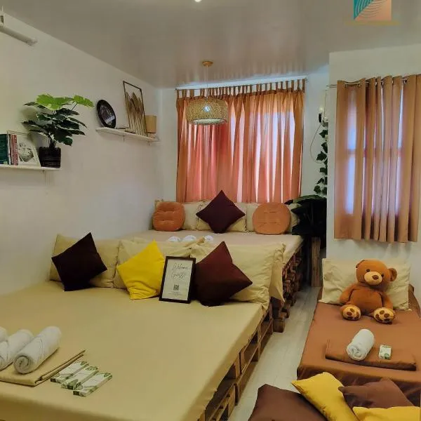 El Nissi Staycation, FAMILY & CONTEMPORARY CABIN, Adjacent Rooms, Enchanted Kingdom，位于卡兰巴的酒店