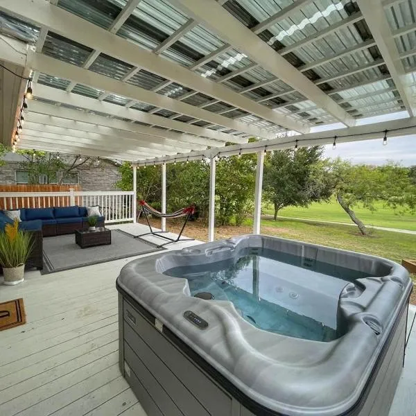 Stunning Deck, Hot-tub View To Lake & Golf Course，位于圣安东尼奥的酒店