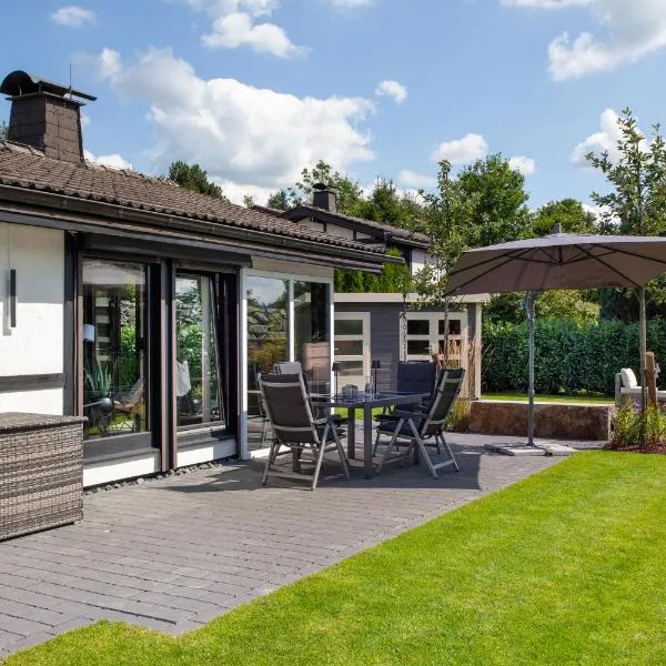 Ferienhaus Sauerland am Hennesee，位于梅舍德的酒店